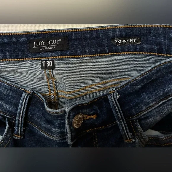 Judy Blue Women's Dark Wash Skinny Fit Jeans with Raw Hem - Picture 4 of 8